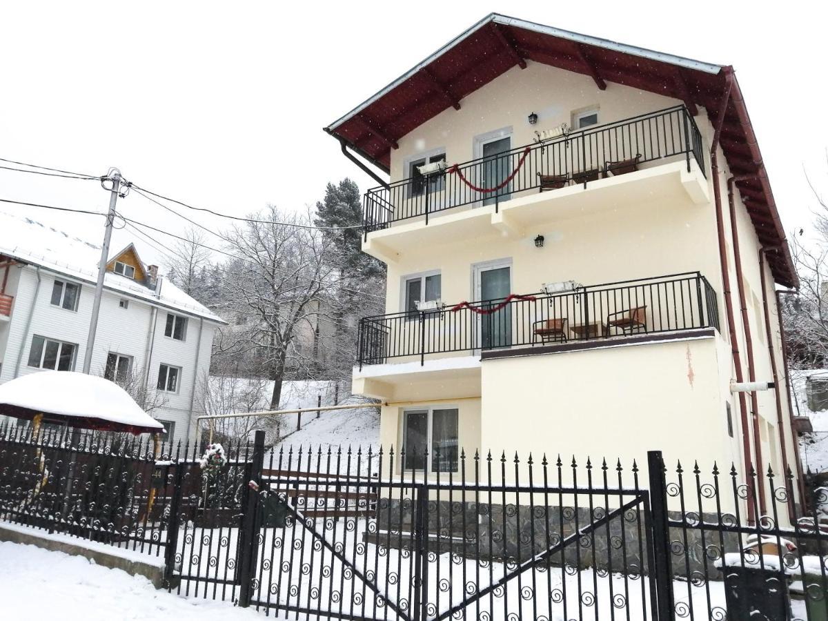 Casa Zura Hotell Buşteni Eksteriør bilde
