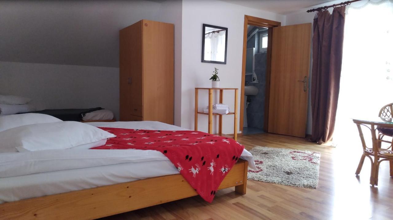 Casa Zura Hotell Buşteni Eksteriør bilde