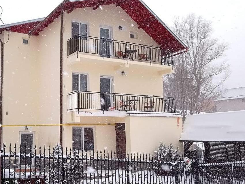 Casa Zura Hotell Buşteni Eksteriør bilde