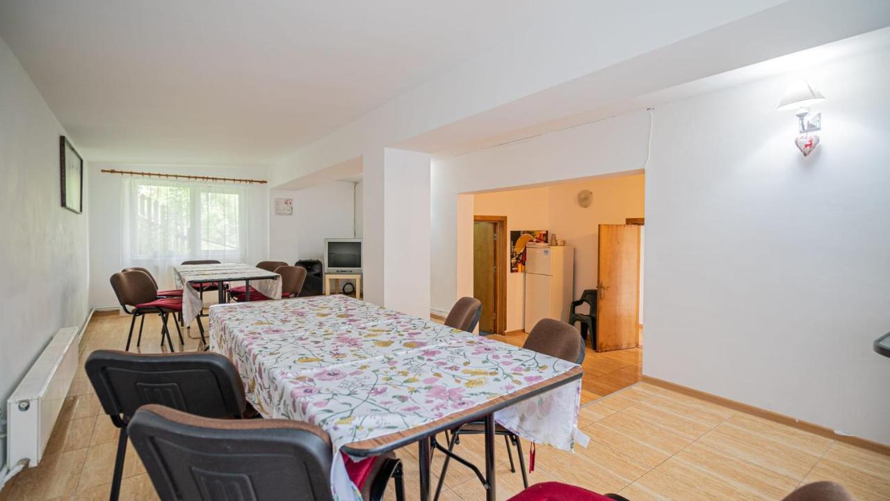 Casa Zura Hotell Buşteni Eksteriør bilde